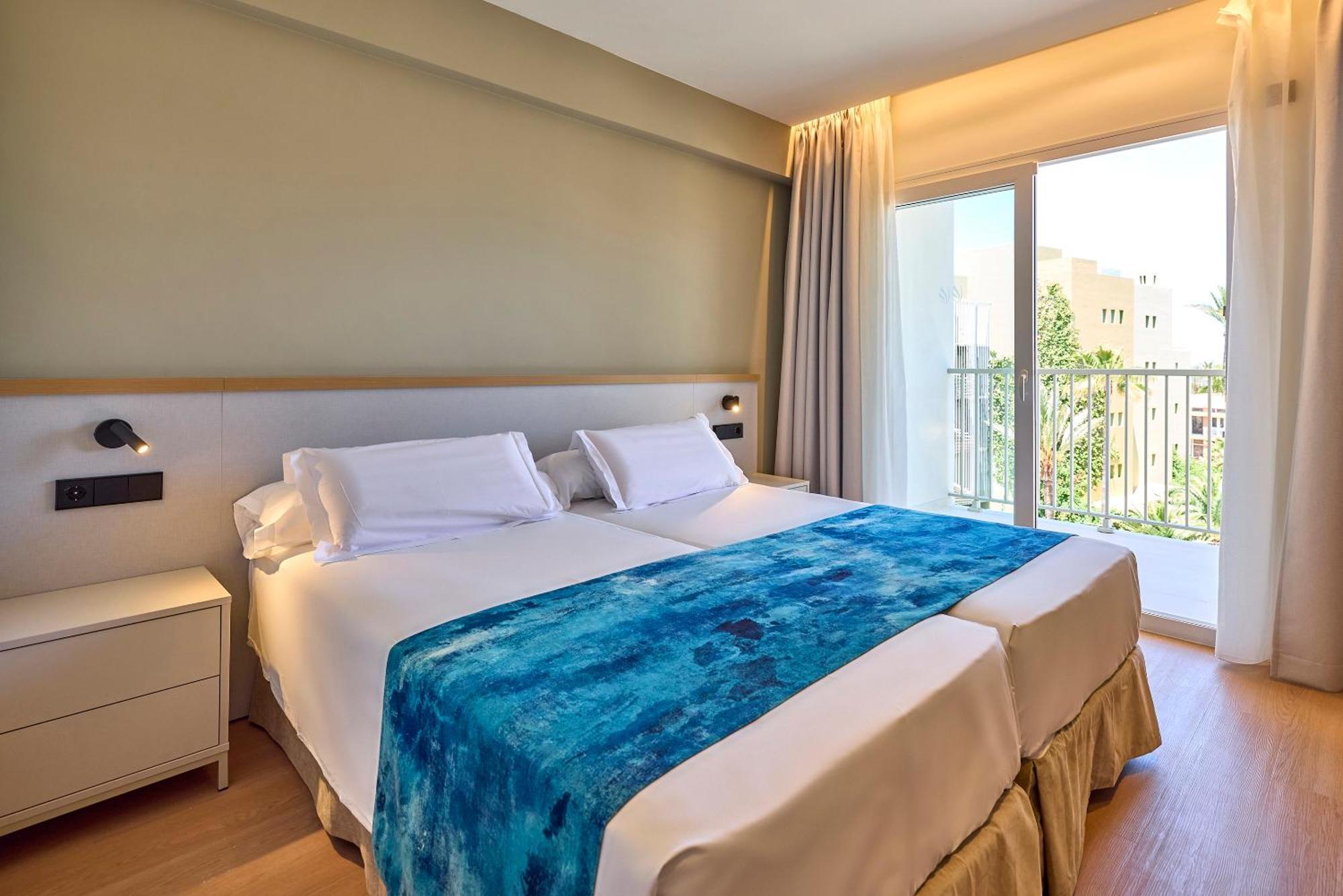 Double Room with Balcony (2 Adults + 1 Child),1676747822:JPEG